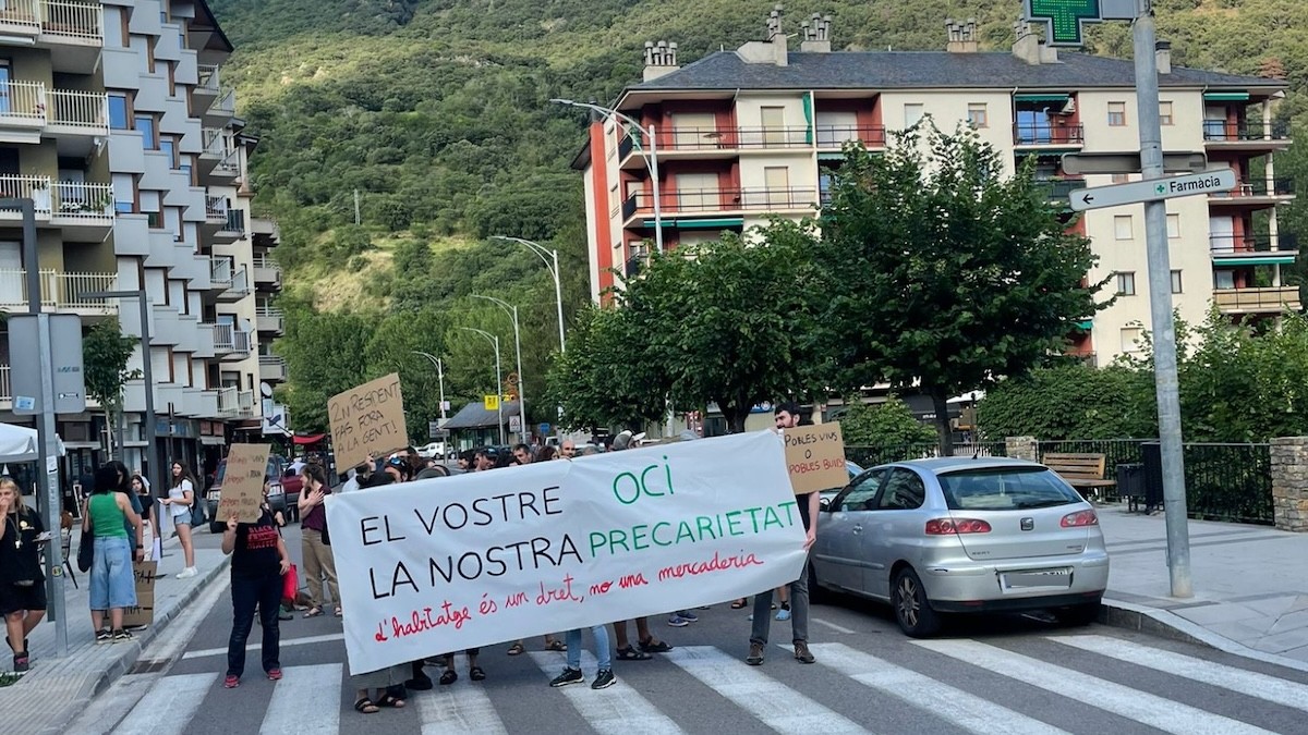 Els activistes la gran quantitat d'habitatges turístics que té el Pallars Sobirà