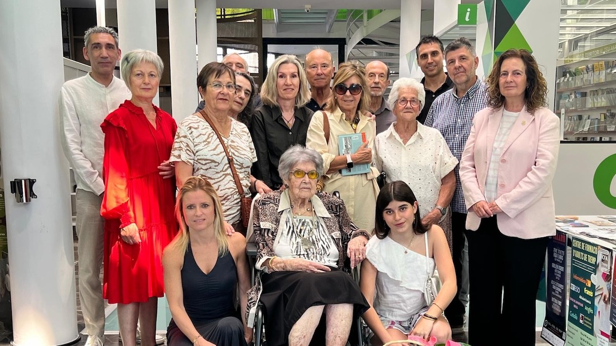 Perucho acompanyada de la seva família i d'autoritats locals i comarcals