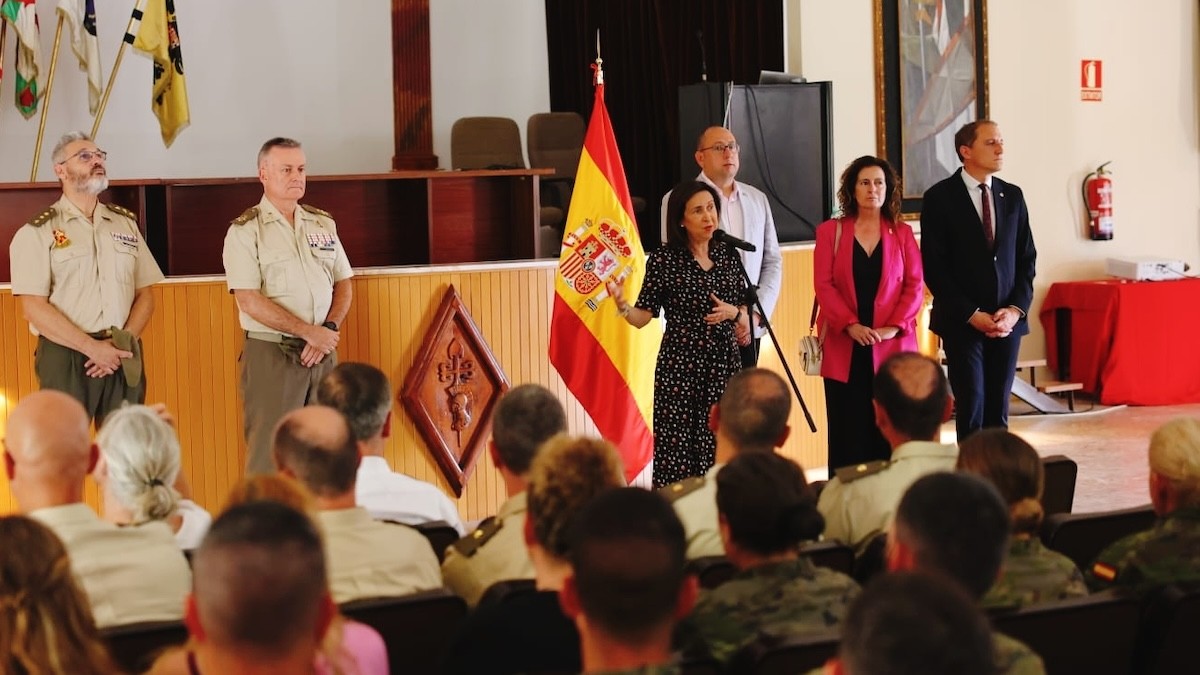 La ministra de Defensa dirigint-se als alumnes de l'acadèmia