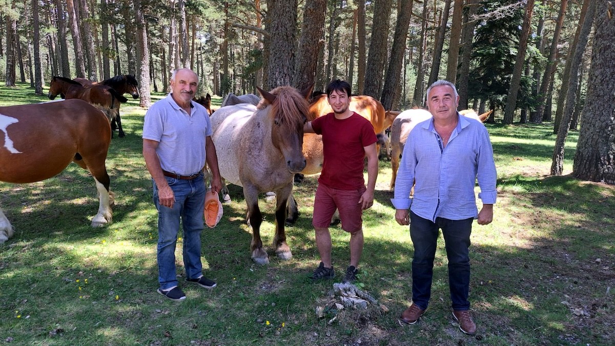 El president d'ASAJA, Pere Roqué, amb dos ramaders pallaresos