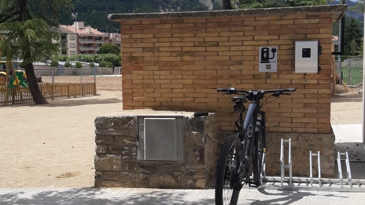 Un carregador de bicicletes a la Pobla de Segur