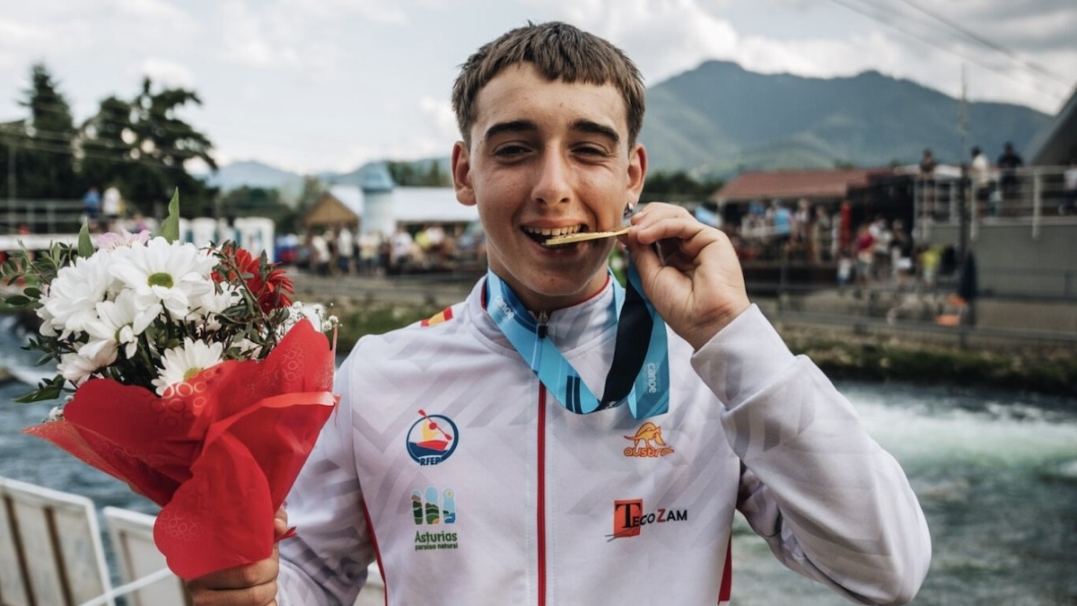 Clotet mossegant la medalla d'or