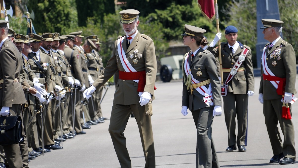 El monarca espanyol i la princesa arribant a l'entrega de despatxos