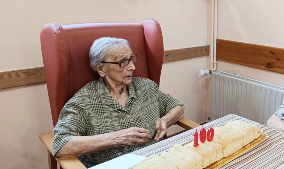Pepita Segalàs abans de bufar les espelmes