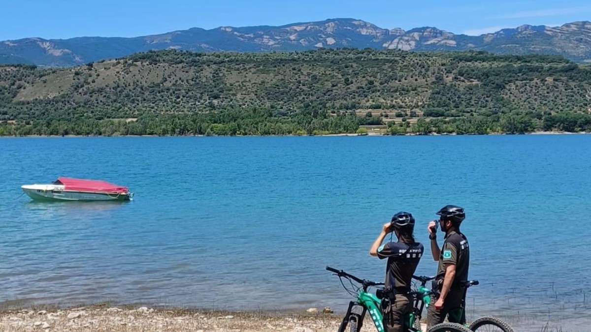 Dos rurals en bicicleta vigilant a la vora del pantà de Sant Antoni