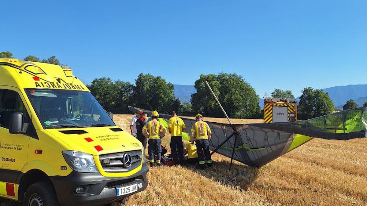Bombers i serveis sanitaris en el rescat del tripulant de l'ala delta estavellat a Talarn