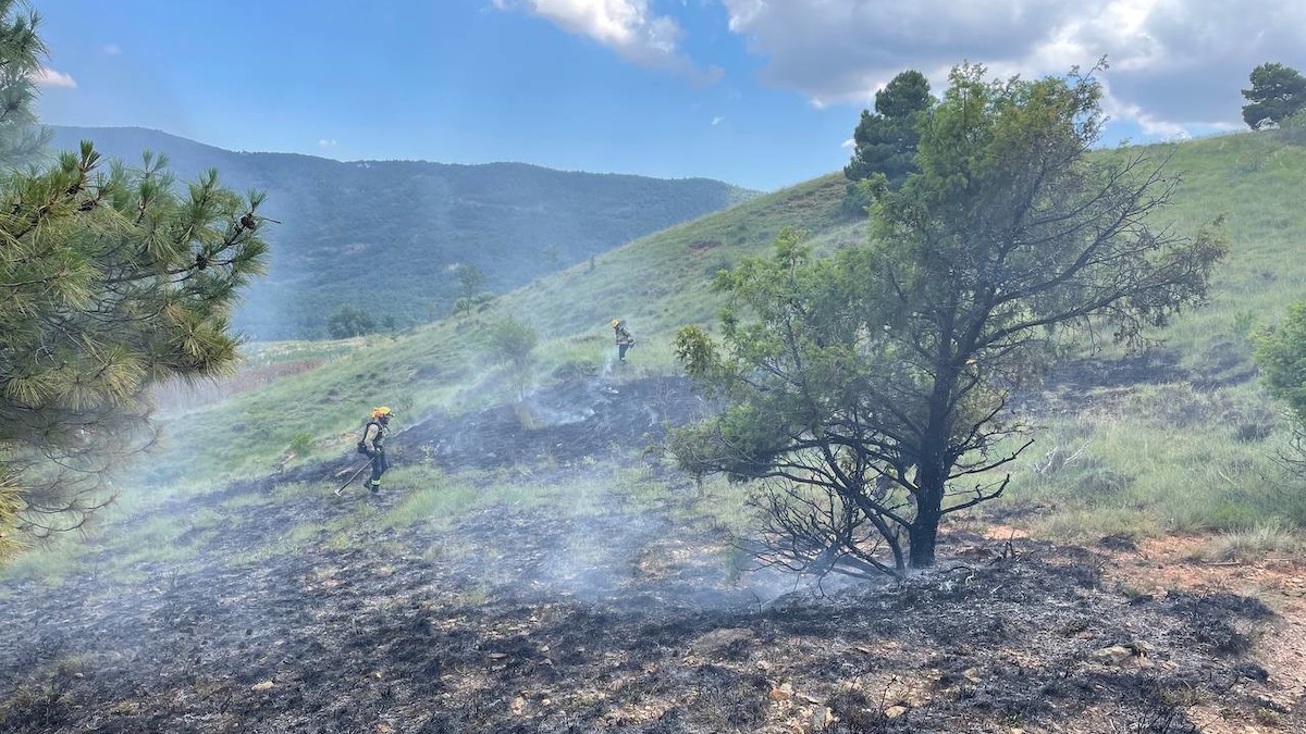 Bombers treballant en l'extinció de l'incendi de Perolet