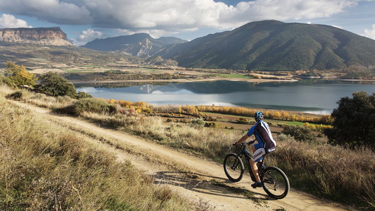 Un ciclista rodant pel Pallars Jussà, prop del pantà de Sant Antoni