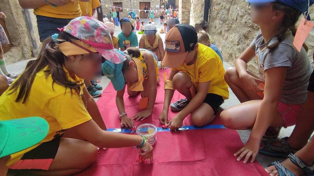 Infants que han participat en la trobada realitzant un joc als carrers de Salàs