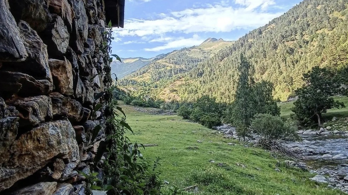 Imatge de la Borda de Socampo, a la riba de la Noguera Pallaresa