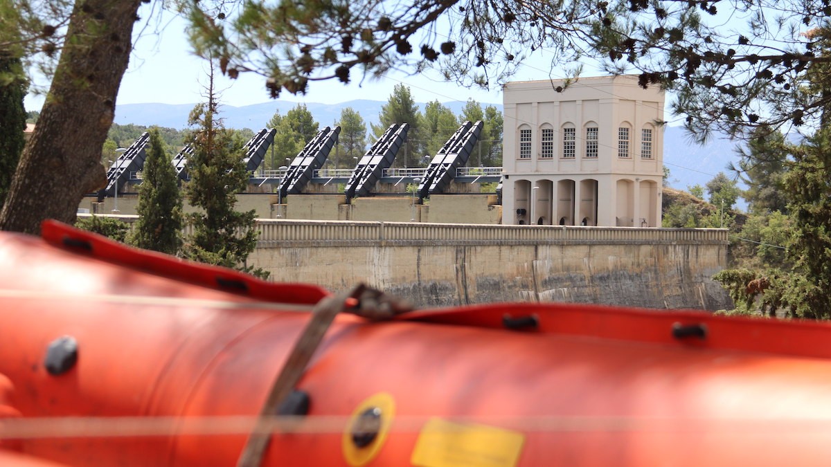 Una barca dels Bombers prop de la presa de Sant Antoni.