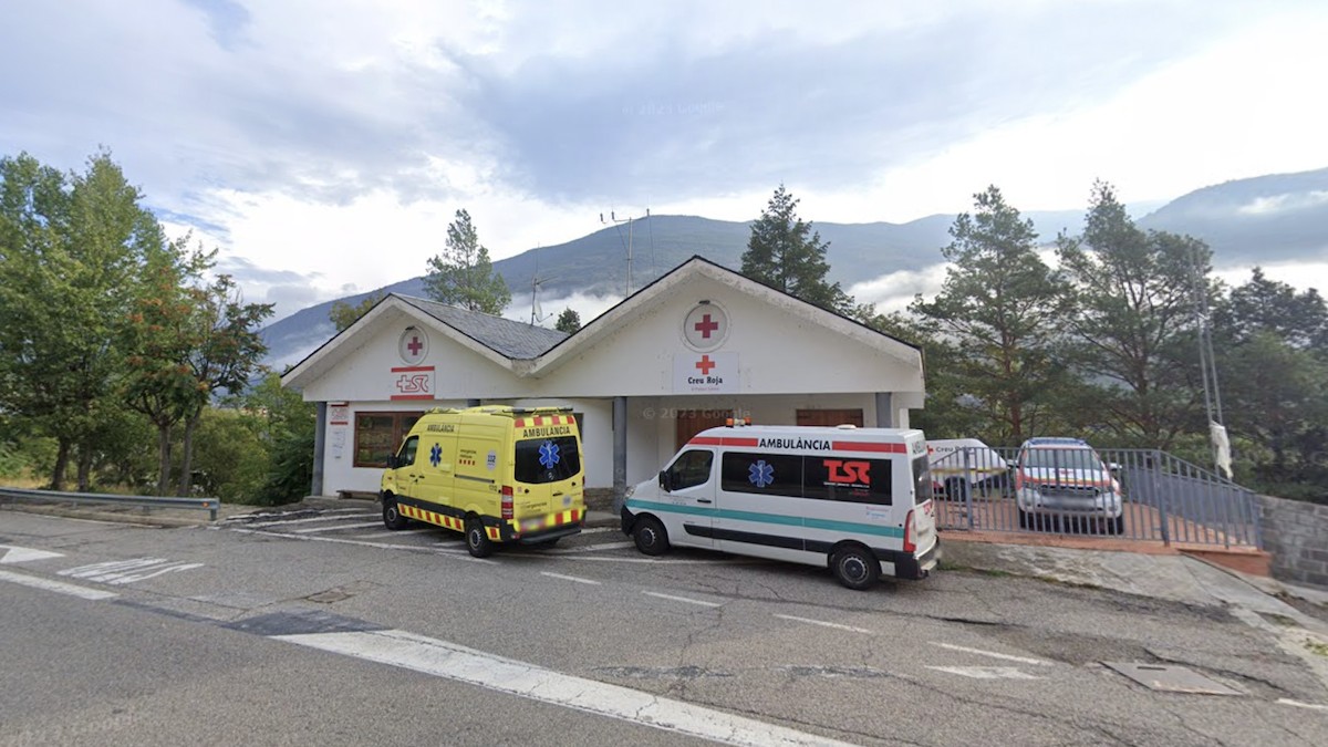 Dos ambulàncies davant de la Creu Roja de Sort