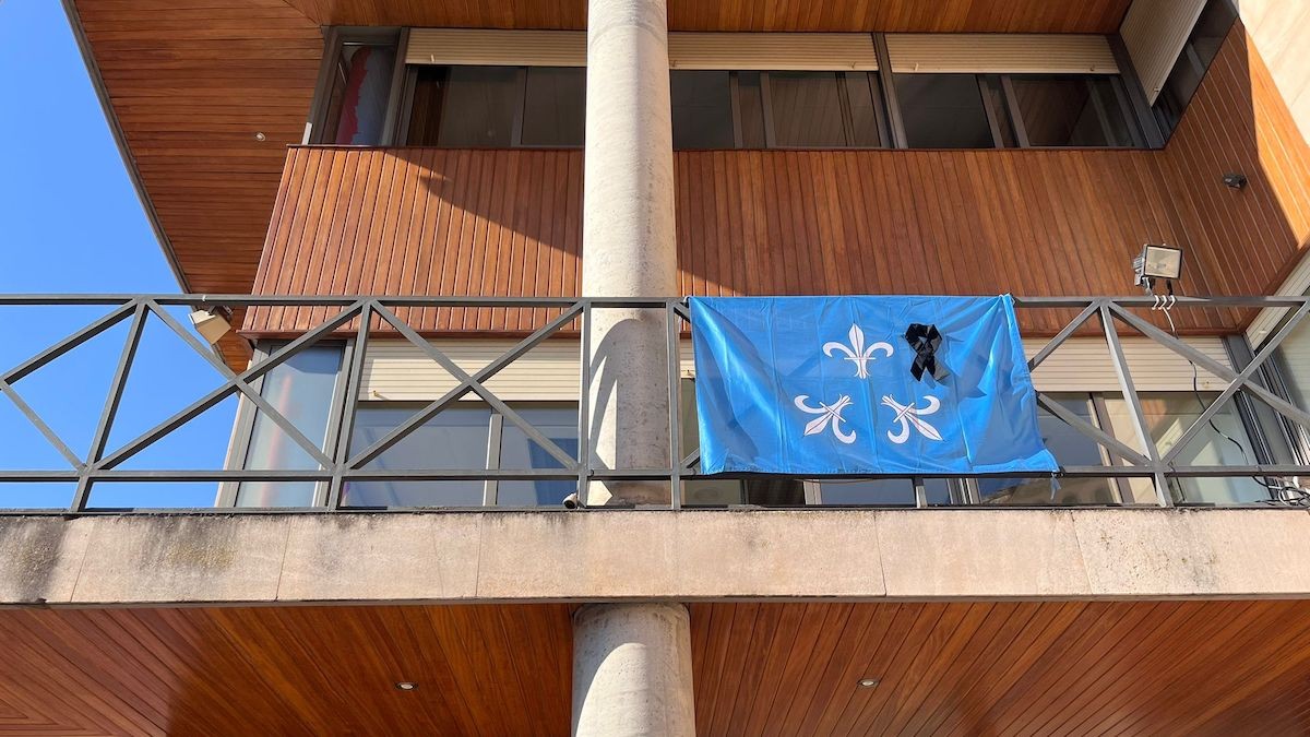 La bandera de Tremp amb un crespó negre al consistori trempolí