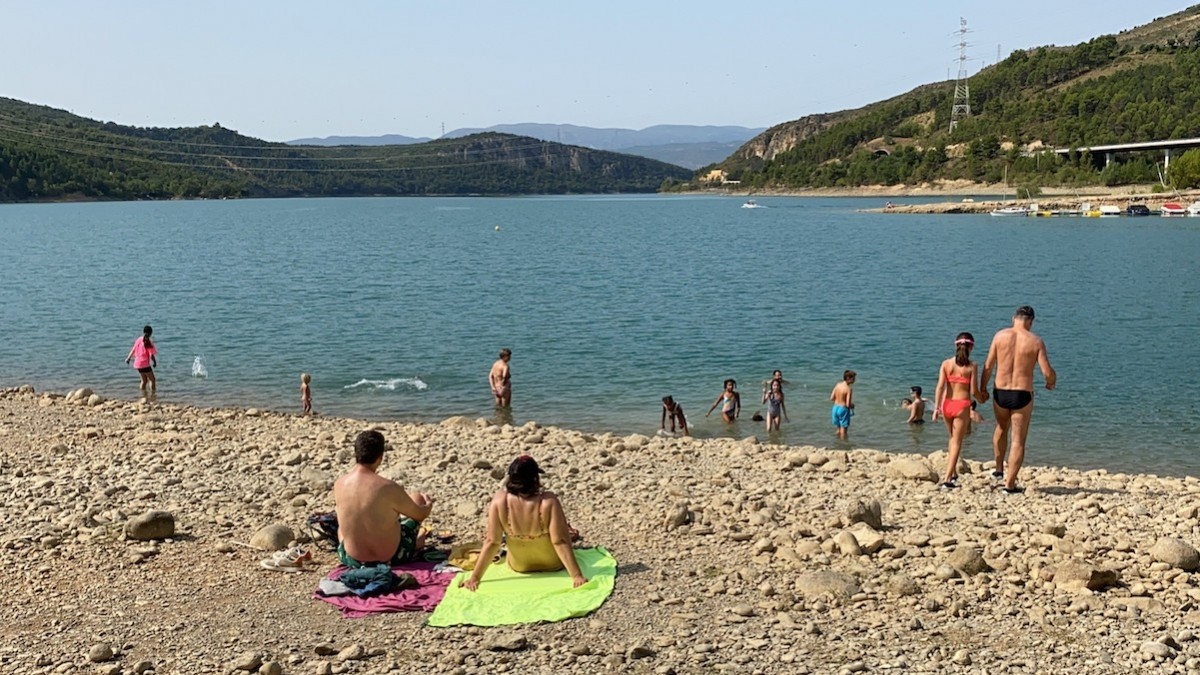 Banyistes en una platgeta del pantà de Sant Antoni en una imatge d'arxiu