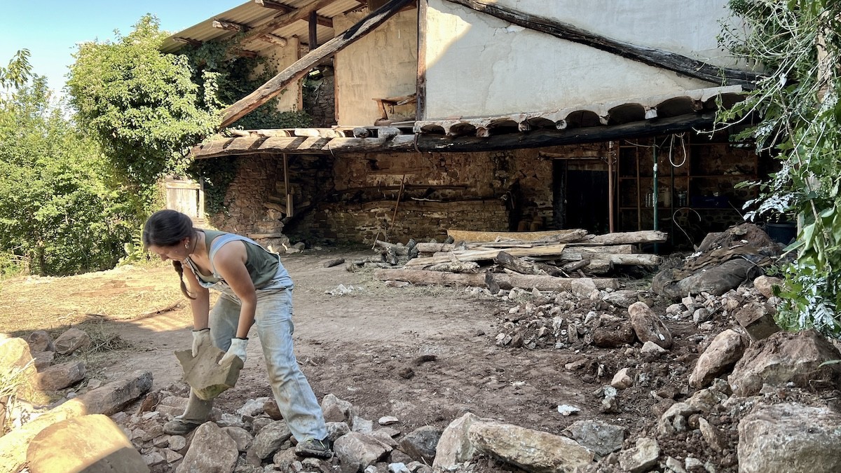 Una voluntària treballant en la reconstrucció del poble