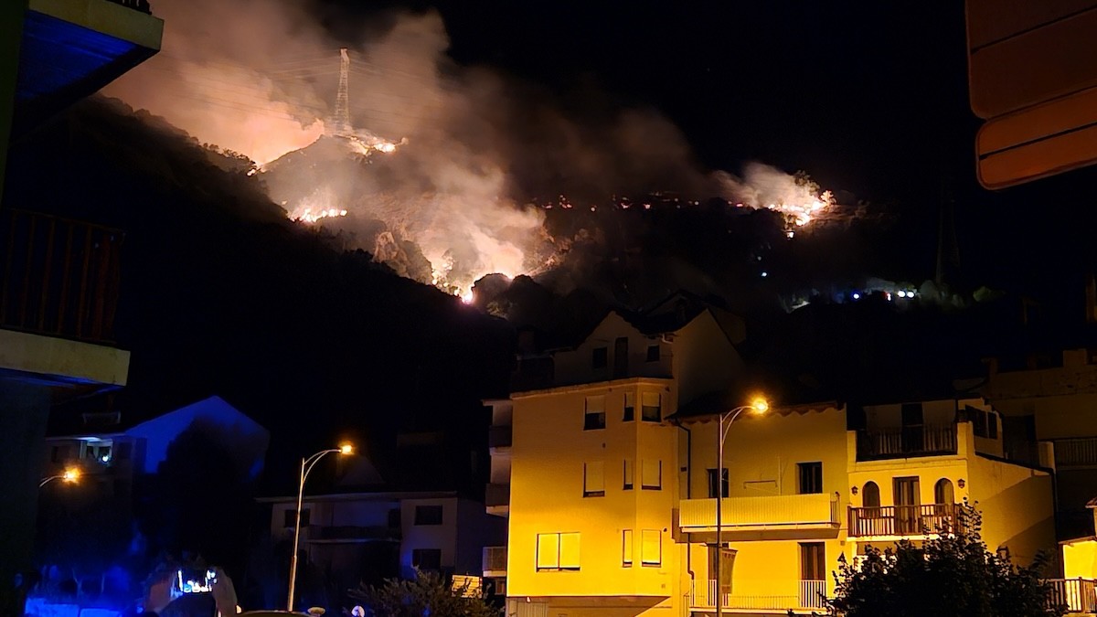 El foc s'ha declarat en un barranc a tocar de la carretera N-260