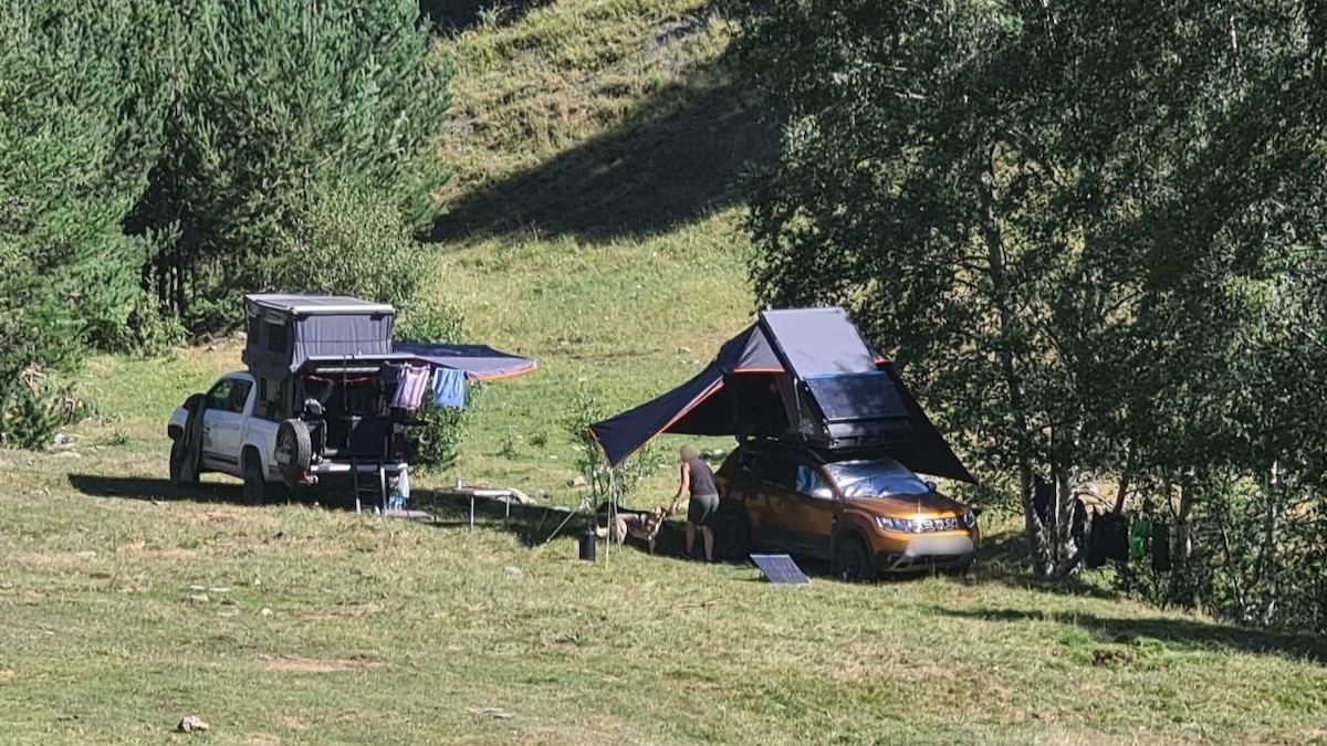 Imatge de dos vehicles sancionats per acampar il·legalment
