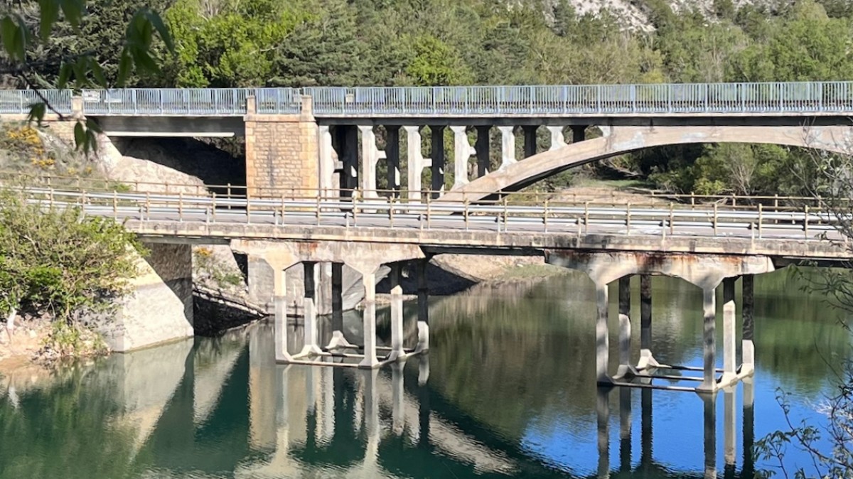El pont dels Palillos, en primer pla, sobre el Pantà de Sant Antoni