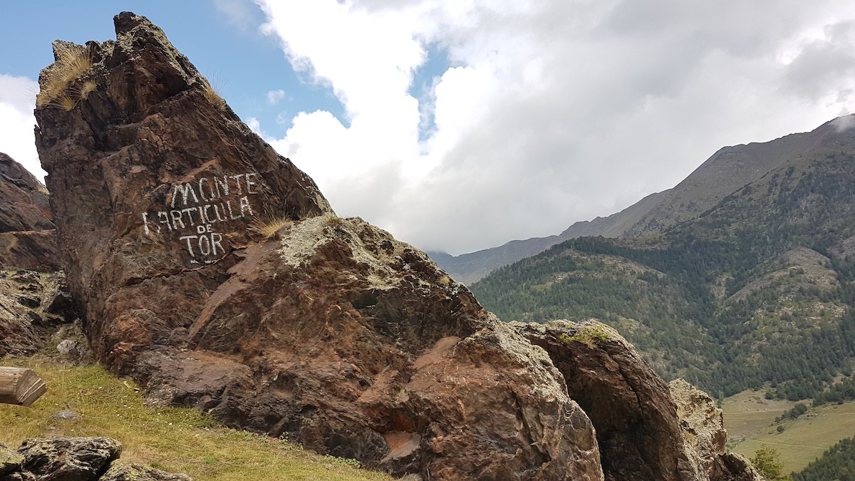 Inscripció en una pedra de la muntanya on es recorda que la finca és particular