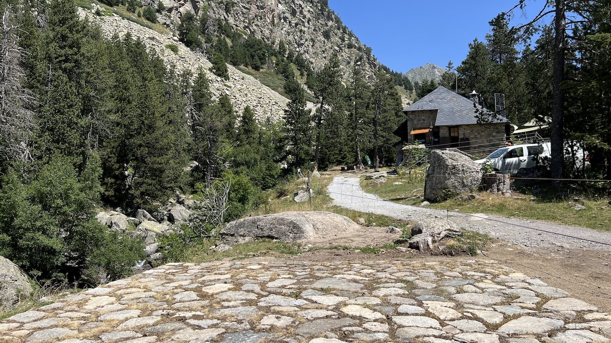 Primer pla del punt 'Helistop' a tocar del refugi Estany Llong