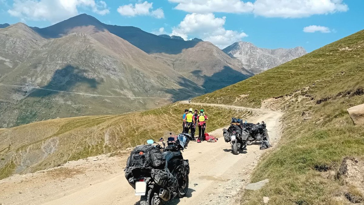 Efectius del GRAE atenent el motorista ferit
