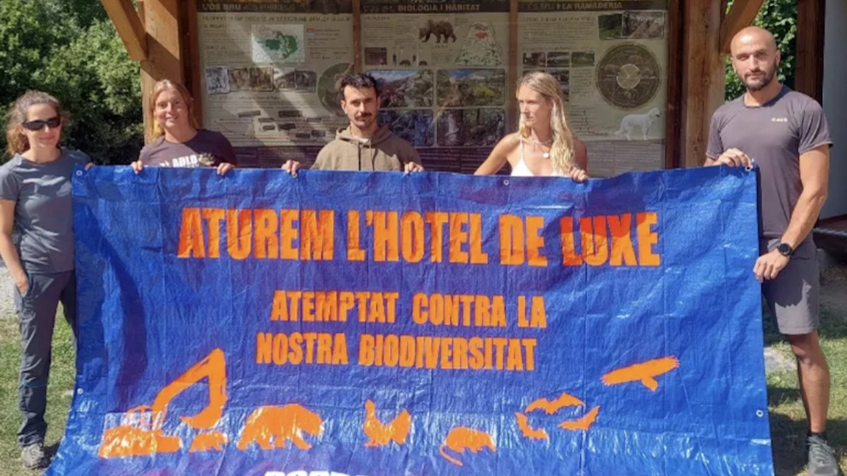 Membres de col·lectius ecologistes durant la concentració