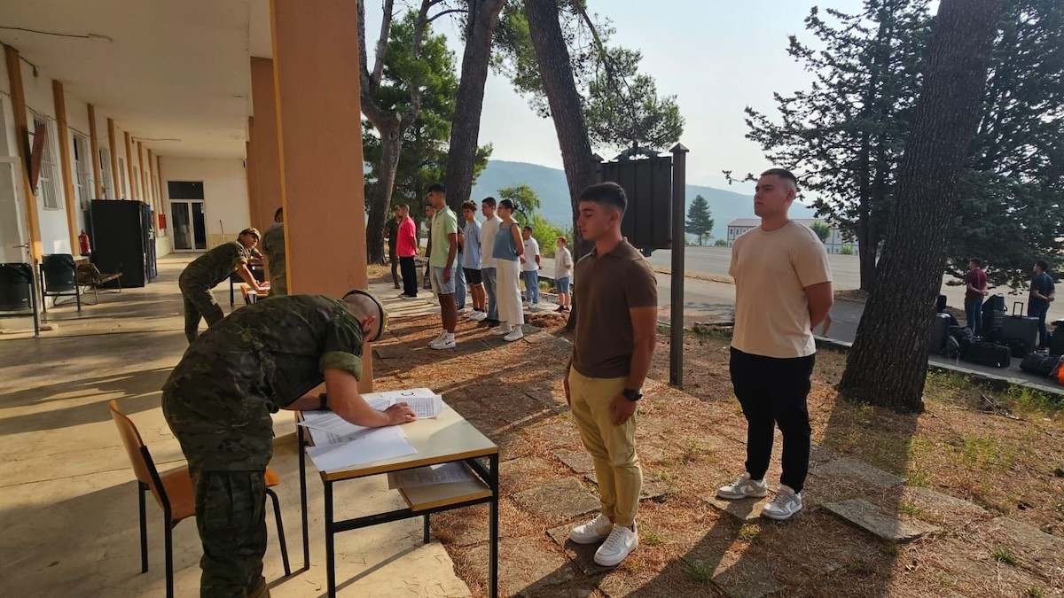 Els nous alumnes fent cua en la seva entrada a l'acadèmia