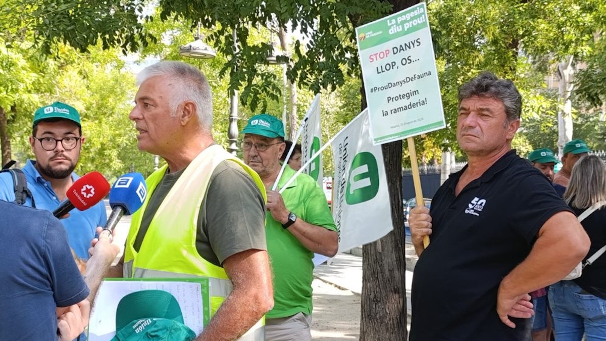 Representants del sindicat durant la concentració