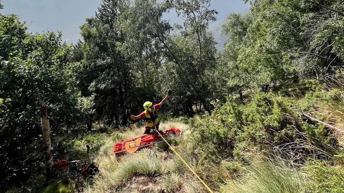 Imatge de la maniobra d'evacuació de la dona ferida