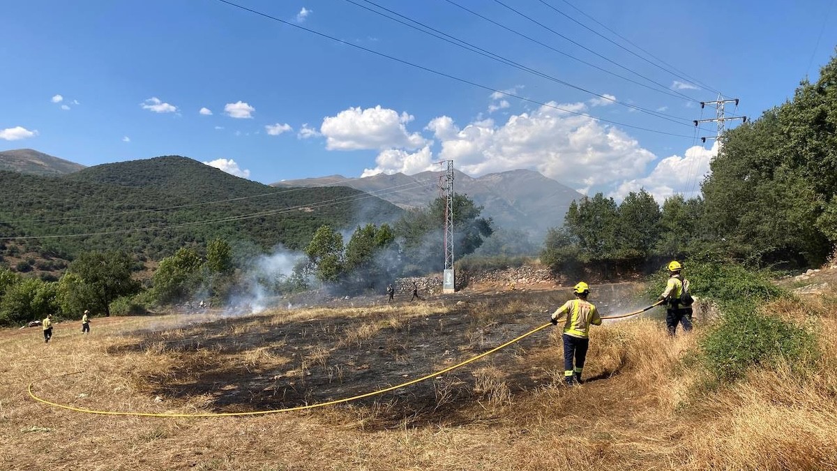 Efectius remullant la zona afectada pel foc