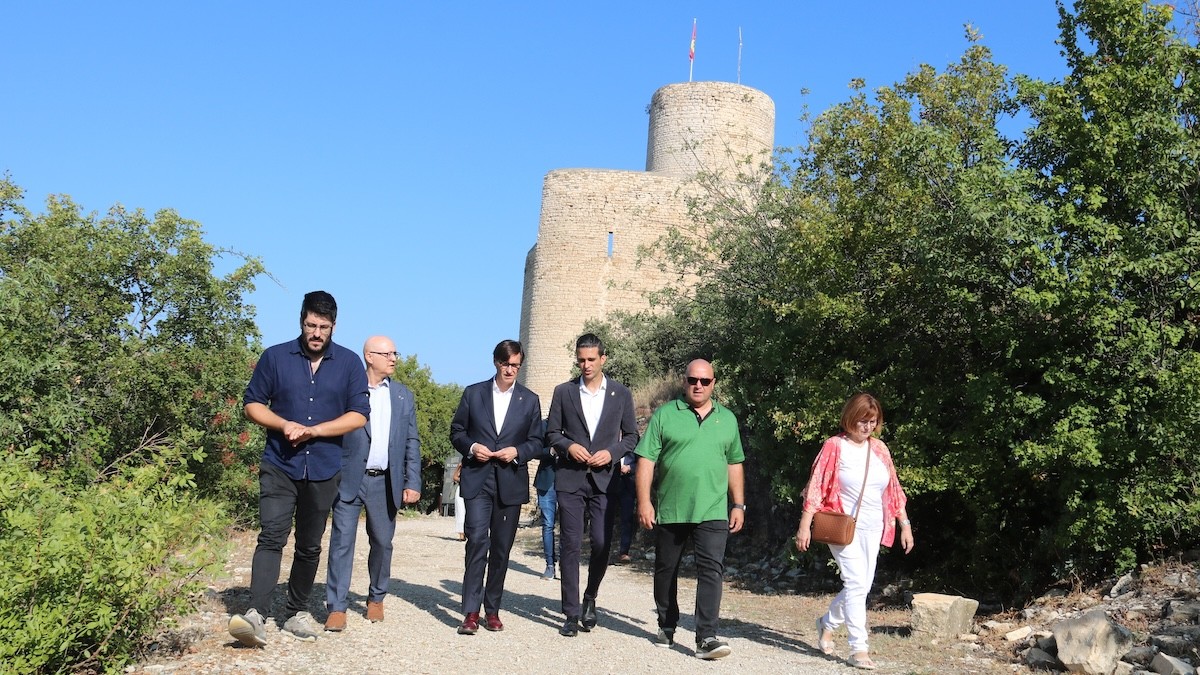 Illa amb el castell de Mur al fons i acompanyat de l'alcalde i dels regidors del municipi