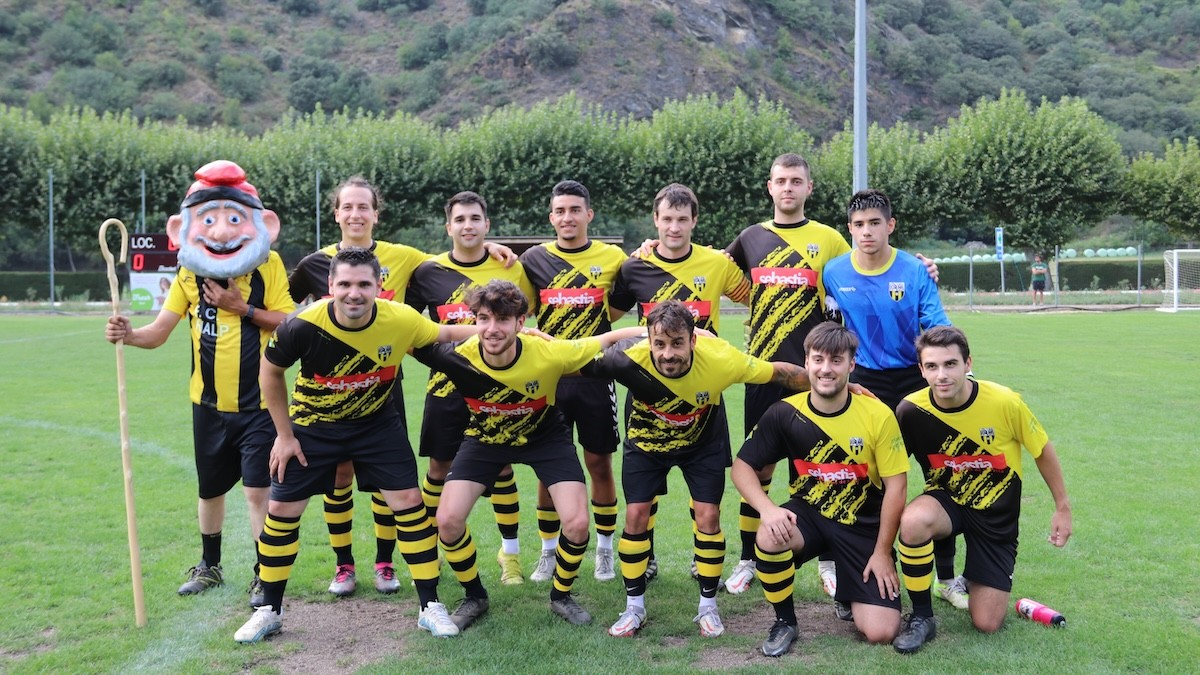 L'onze del Rialp amb el «padrí» del club aquest diumenge