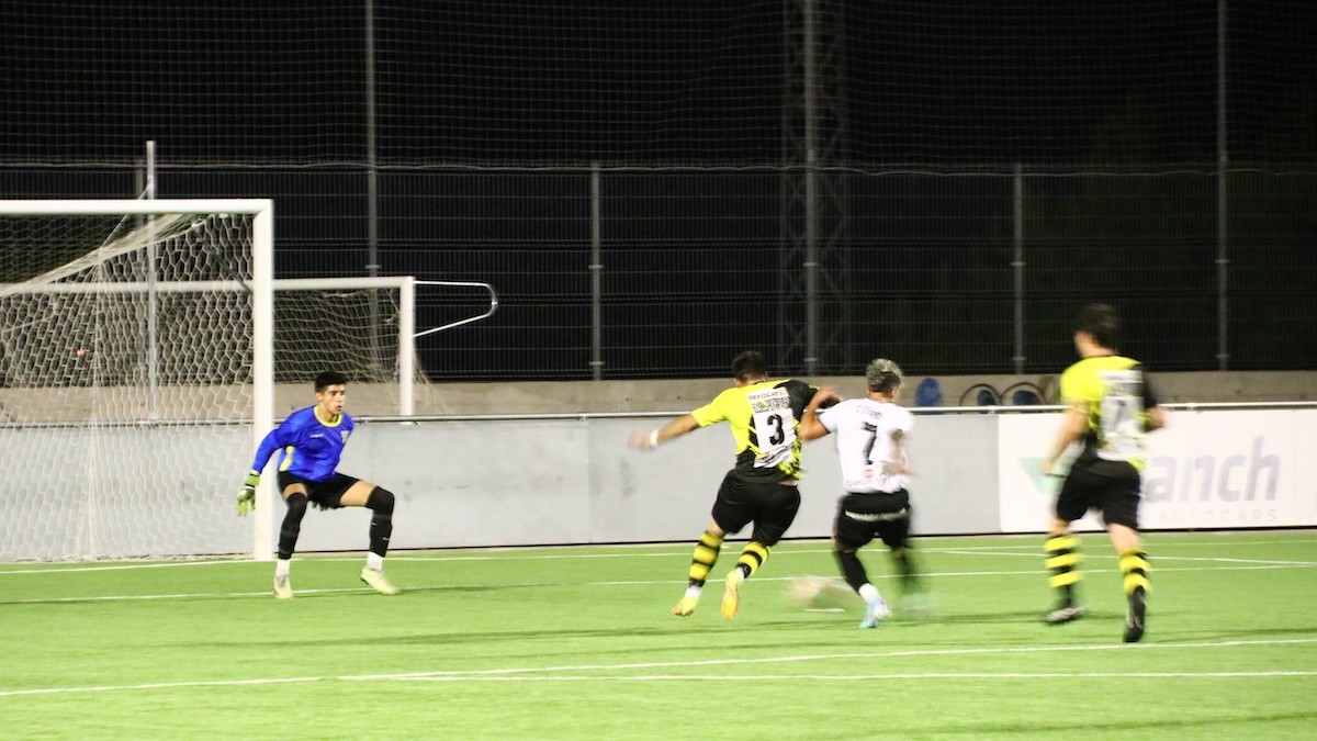 El trempolí Eze encarant la porteria per marcar el seu segon gol