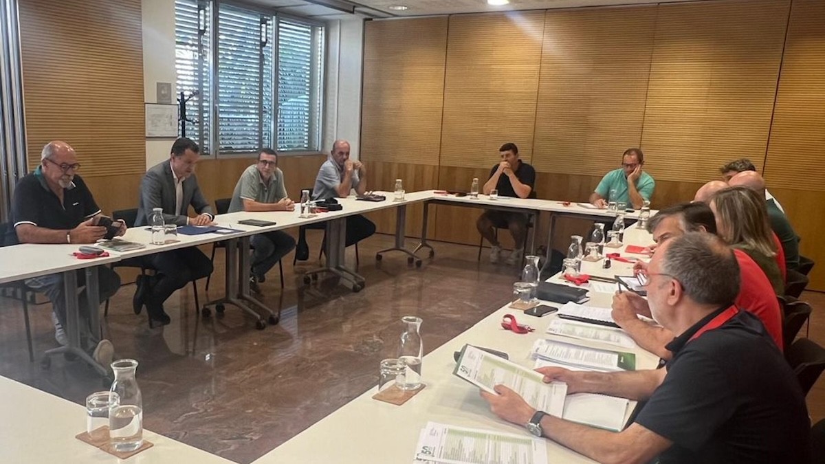 Membres de la Comissió Permament d'UP reunits amb el conseller