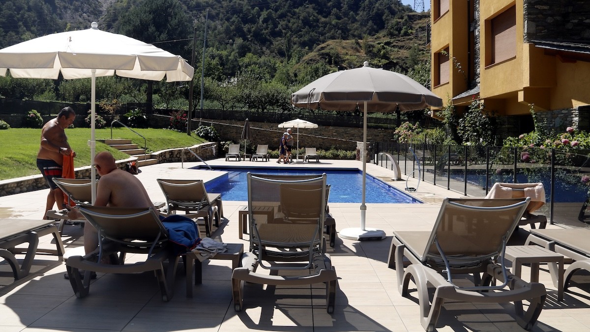 Turistes a la piscina d'un hotel del Pallars Sobirà