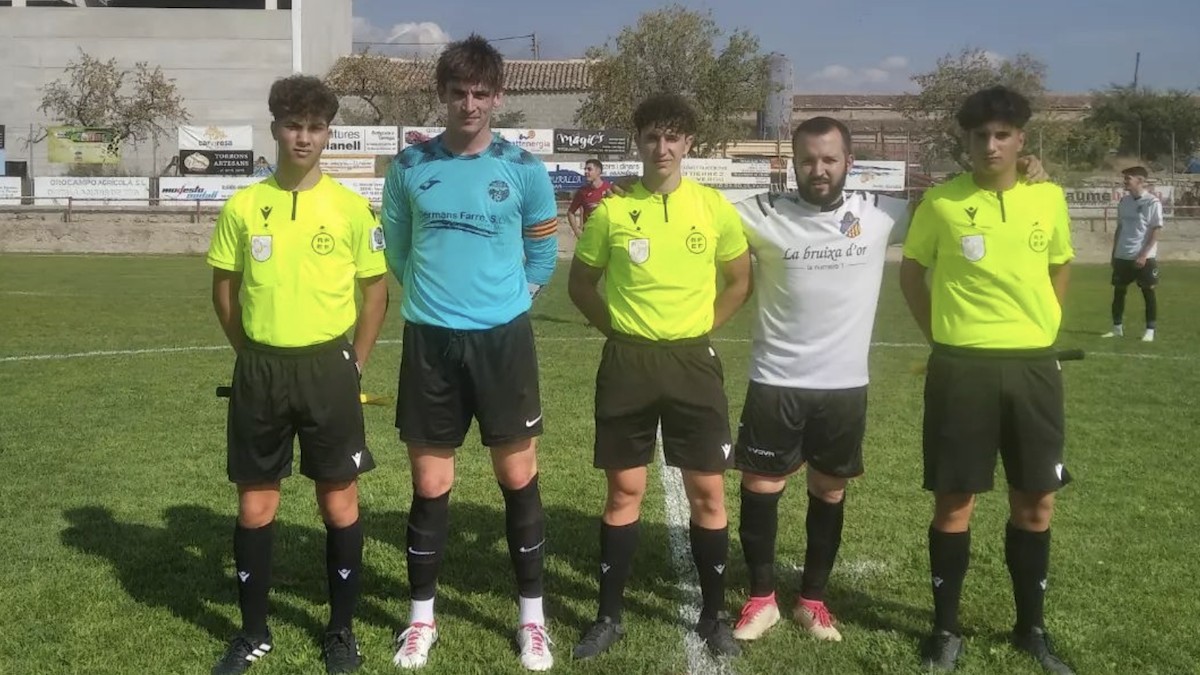 Els capitans i el quadre arbitral, abans de l'inici del partit