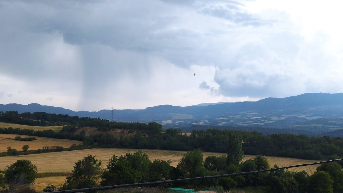 Cortines de pluja a la Conca Dellà, en imatge d'arxiu