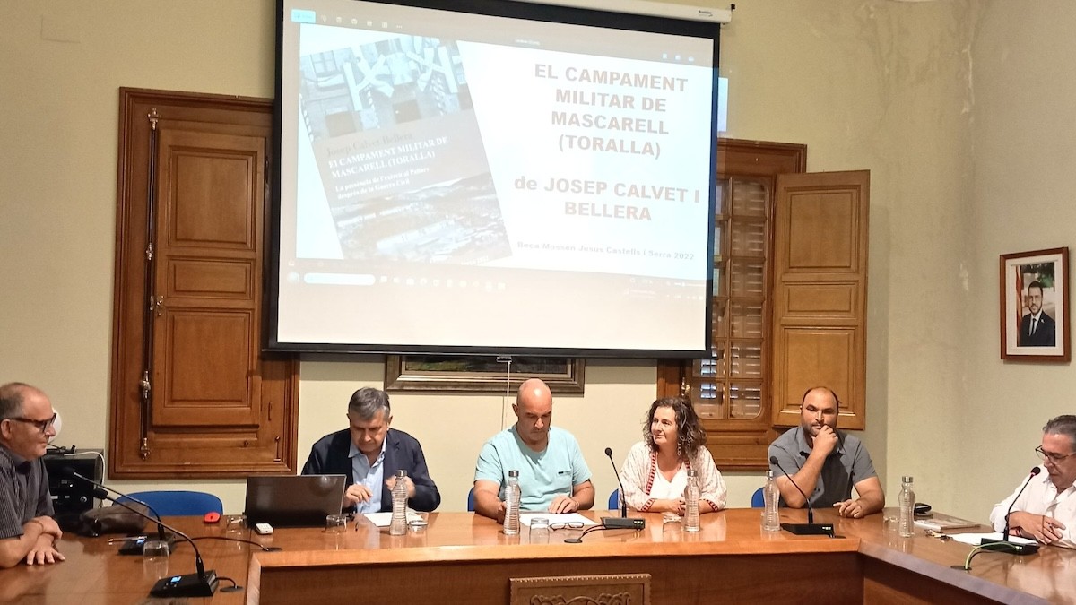 El llibre explica la presència de l'exèrcit al Pallars des de 1938 i la importància del campament fins al 1961