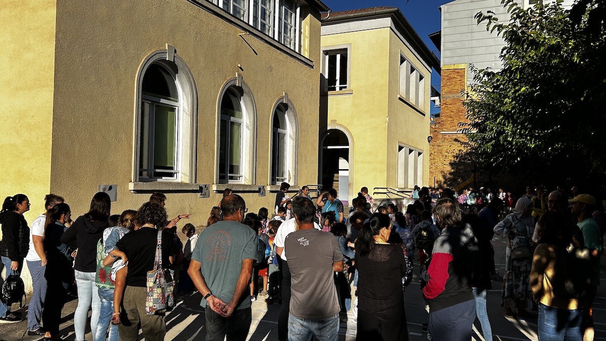 Alumnes i famílies de l'Escola Valldeflors de Tremp, el primer dia de curs