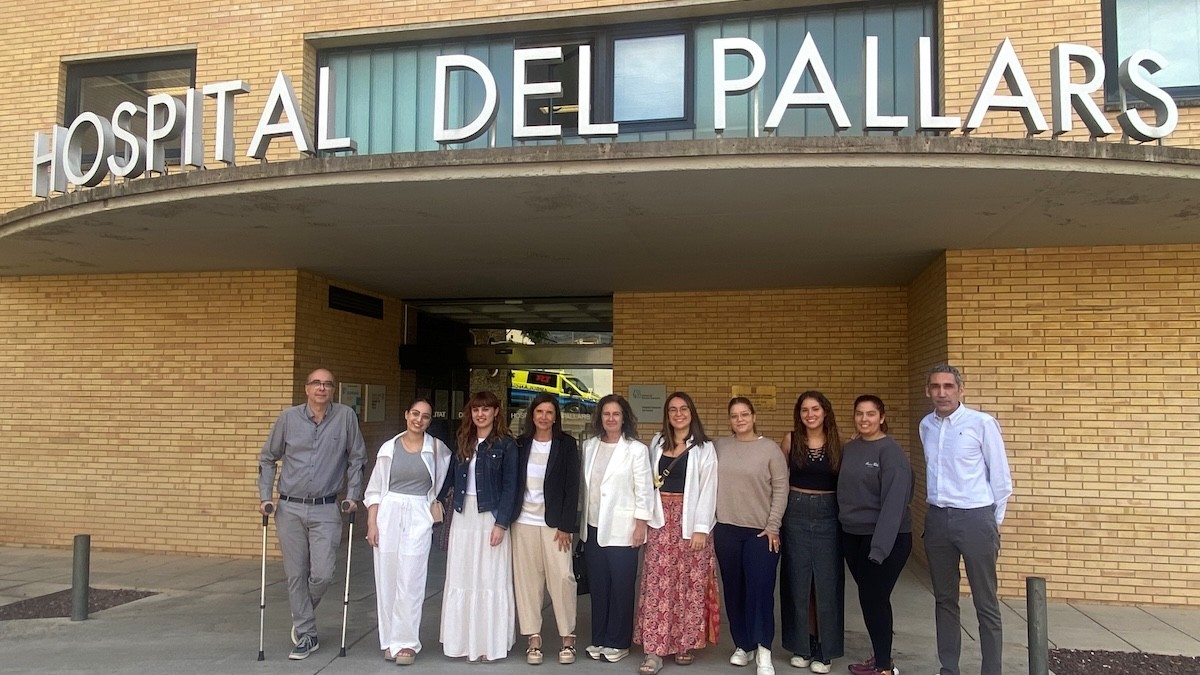 Les alumnes davant l'Hospital del Pallars de Tremp