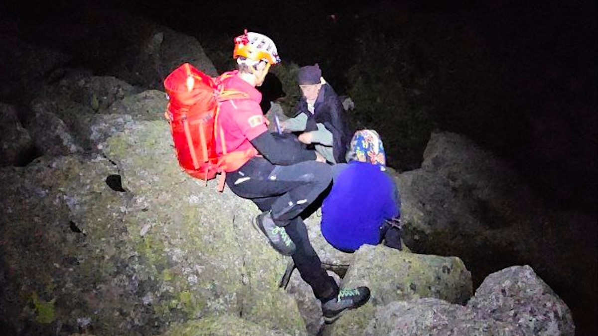 Un efectiu del GRAE amb els excursionistes