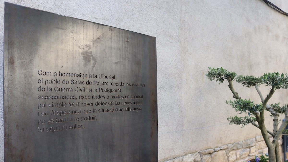 El monument s'ha instal·lat a la plaça del Forn