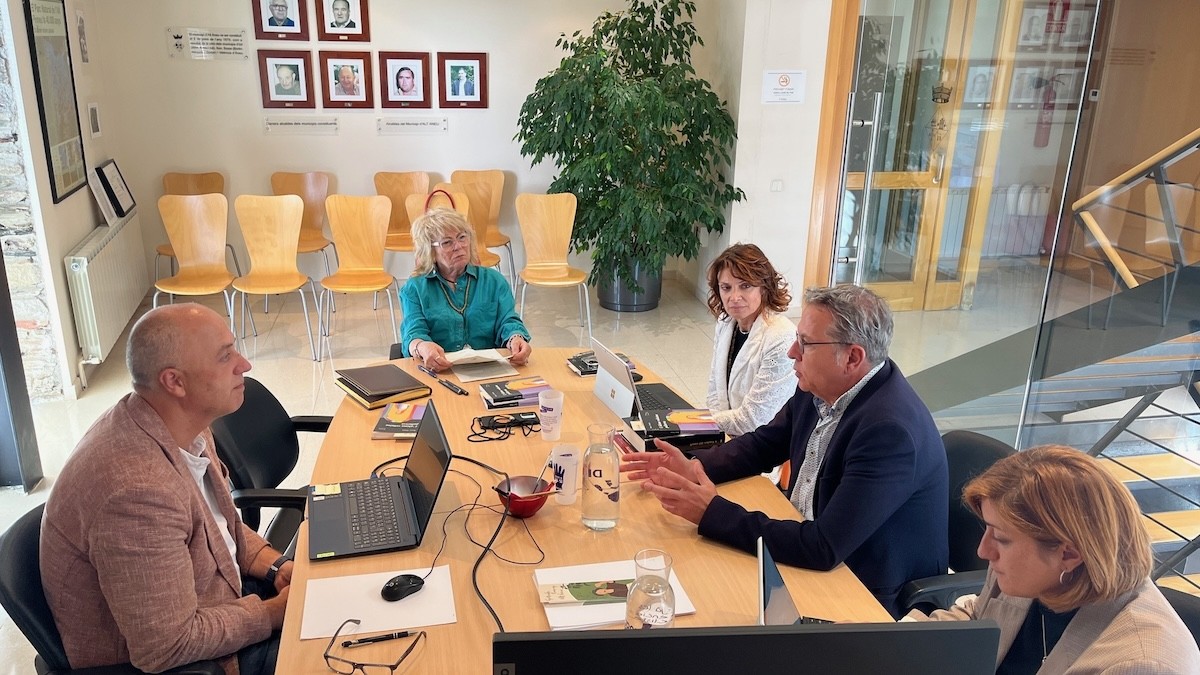 Joan Talarn reunit amb els membres de l'Ajuntament d'Alt Àneu