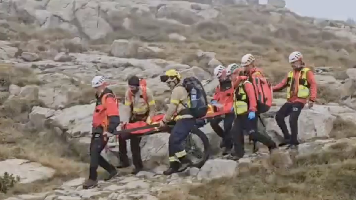 Els efectius baixant el ferit amb la llitera