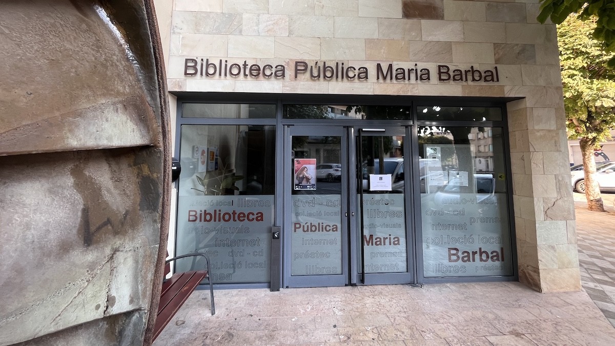 Entrada de la biblioteca Maria Barbal