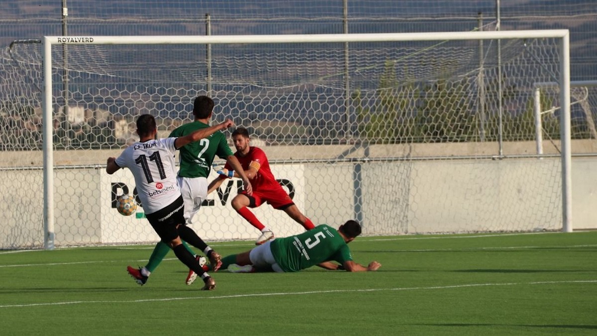 Pere Galceran marcant l'únic gol trempolí