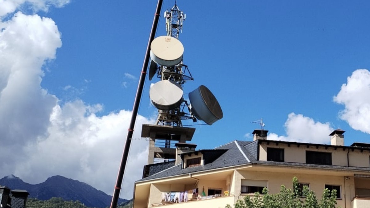 Una gran grua retirant les antenes