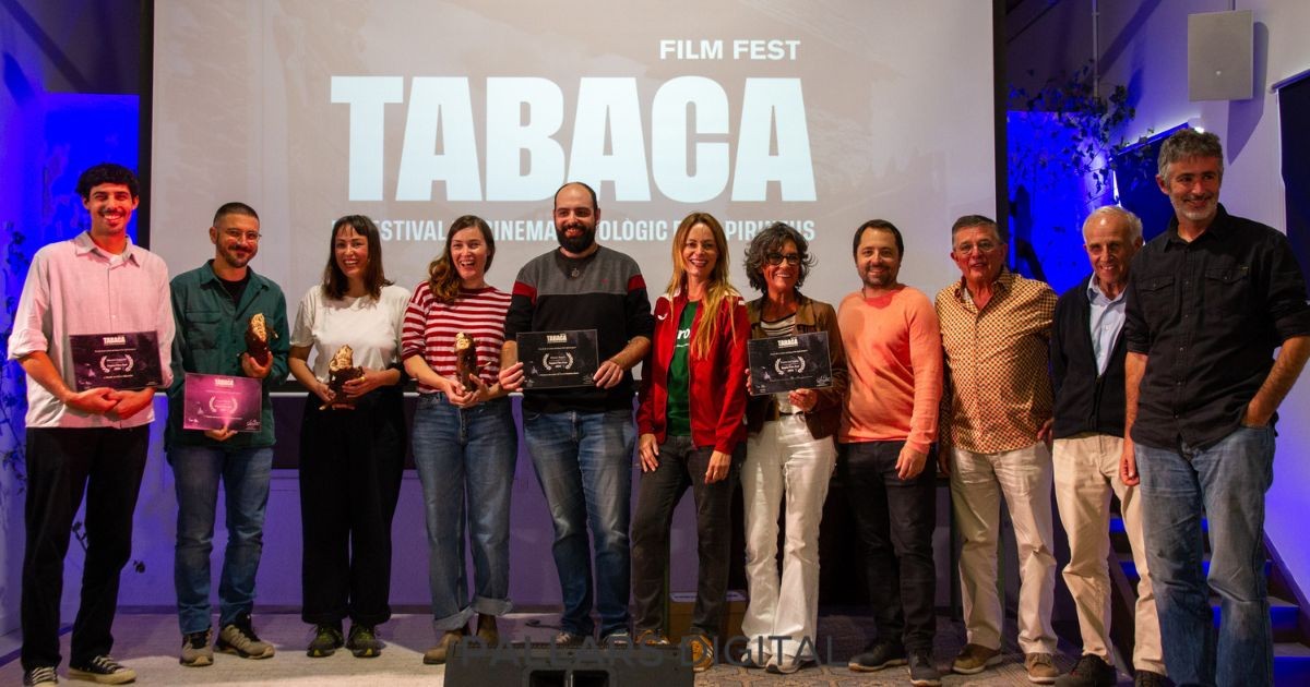 Foto final amb els premiats, l'organització i els patrocinadors del festival