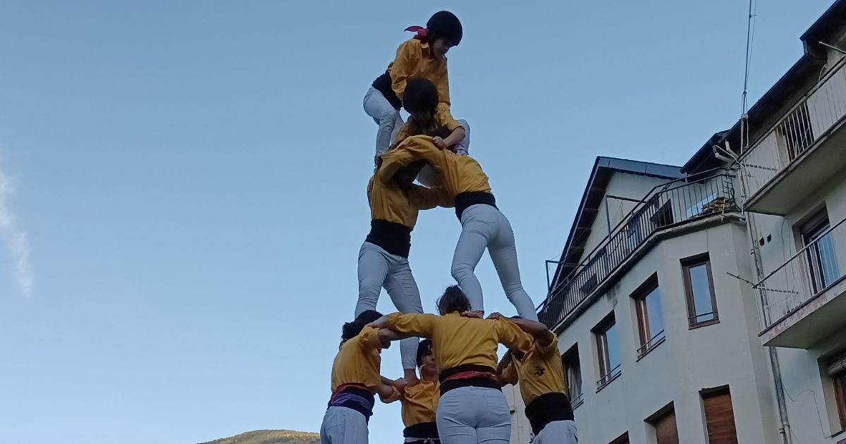 Els Malfargats carregant un castell aquest al Parc del Riuet