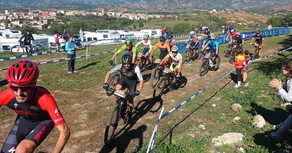 Una prova de l'Open Lleida BTT, amb la ciutat de Tremp al fons